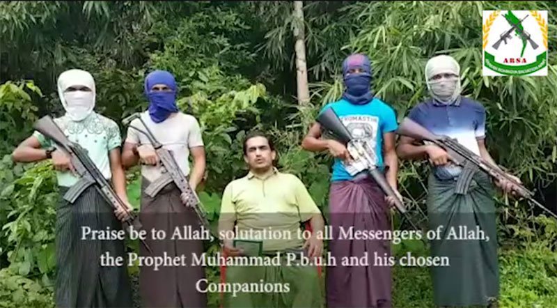 Een screenshot uit een video van ARSA met in het midden hun leider  Ataullah abu Ammar Jununi.