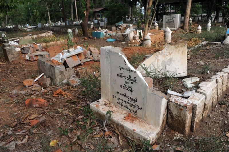 Grafstenen zijn vernield op de islamitische begraafplaats Kyarnagan.