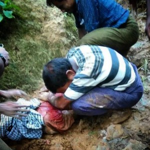 Een moslimman huilt bij één van de lichamen die deze week uit een nieuw massagraf is gehaald.