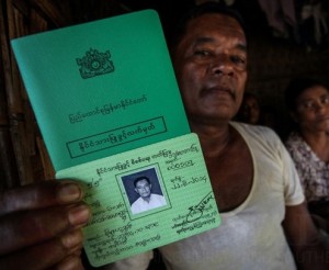 Een Rohingya toont zijn NVC-card.
