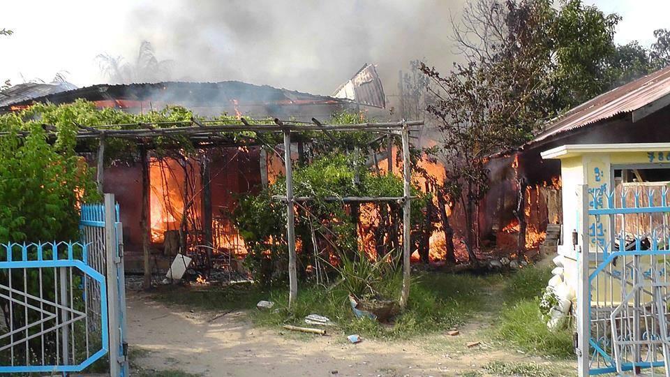 Vuur verwoest gebouwen van de Kyarnagan islamitische begraafplaats.