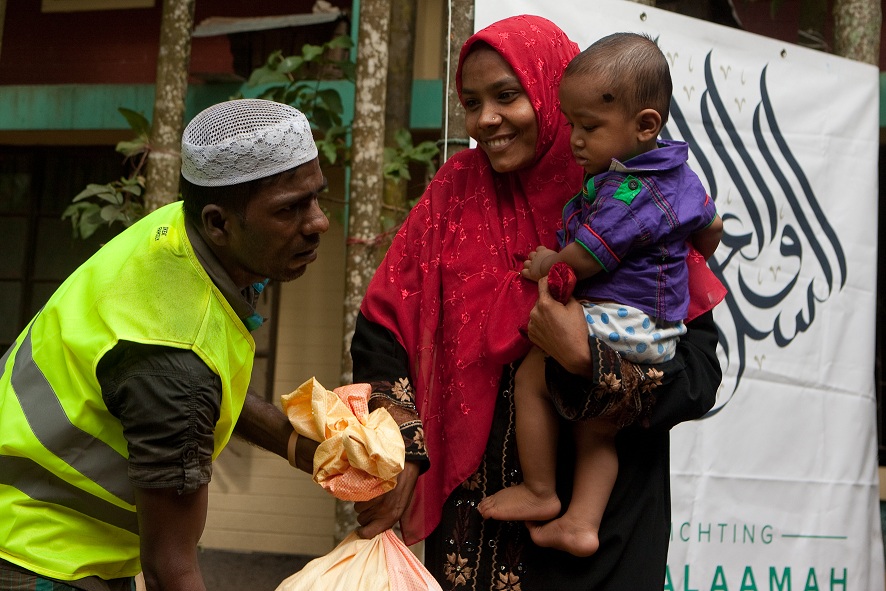 Uitdelen voedsel aan Rohingya-vluchtelingen in Bangladesh