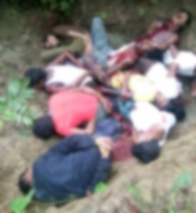 Op deze uitgelekte foto van het massagraf (door ons gecensureerd) zijn de lichamen van de mannen te zien, met schot- en steekwonden.