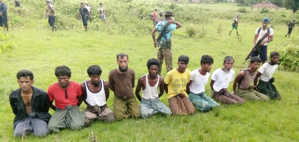 Deze uitgelekte foto toont de 10 Rohingya-mannen uit Inn Din vlak voordat zij werden vermoord en in een massagraf geworpen (inna lillahi wa inna ilayhi raji'oen).