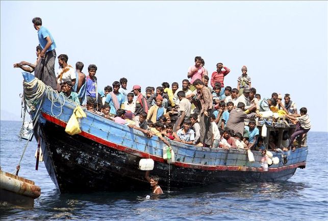 Rohingya vluchtelingen op volgepakt schip.