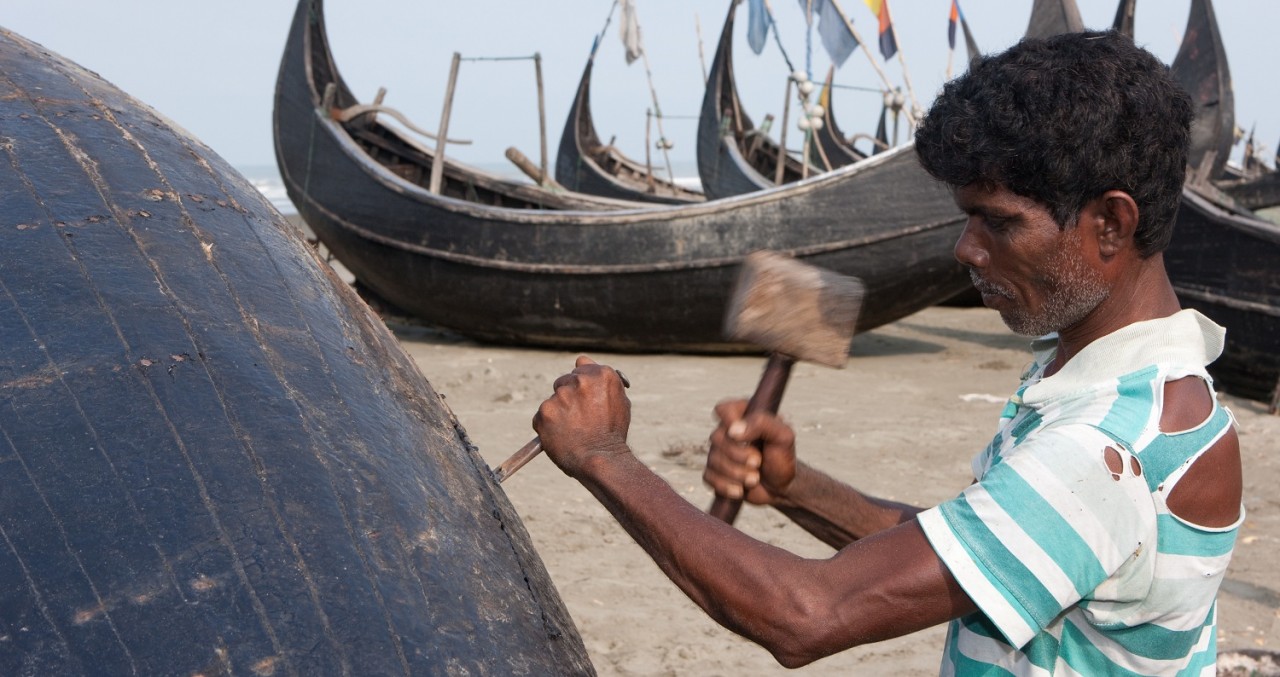 Rohingya-broeder werkt aan vissersboot