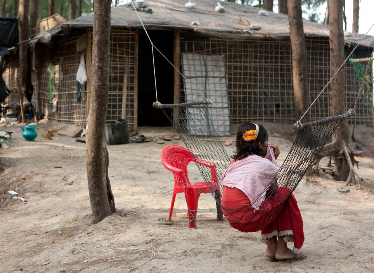 Rohingya zuster voor haar geïmproviseerde woning