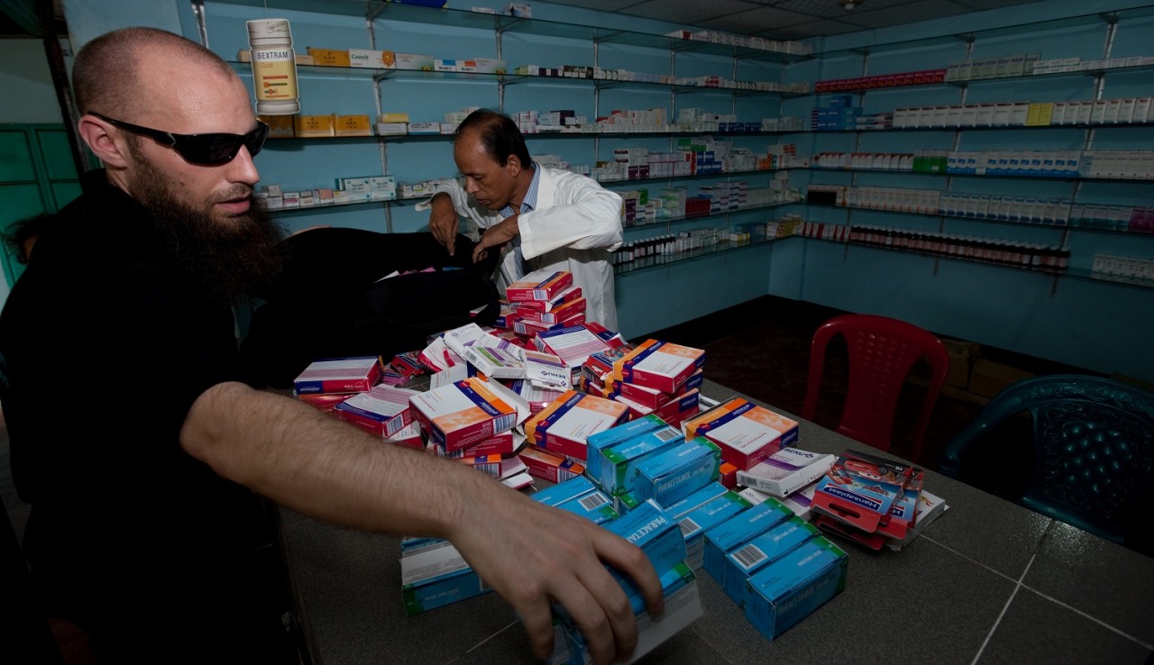 Afleveren medicijnen aan Rohingya kliniek