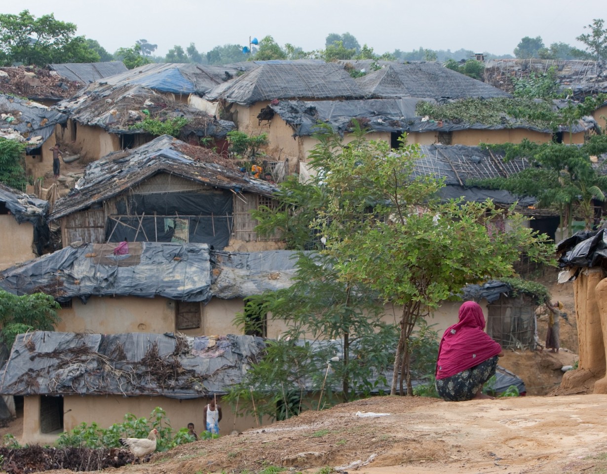 Geïmproviseerde woningen in Rohingya vluchtelingenkamp