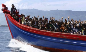 Rohingya vluchtelingen zwaaien op weg naar Krueng Raya in Aceh Besar