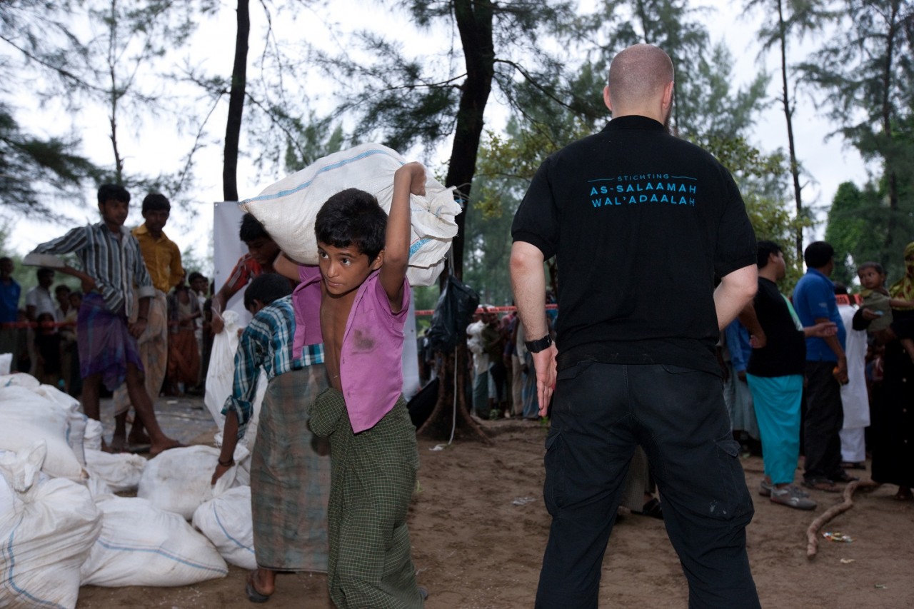 Distributie voedsel in Rohingya kamp