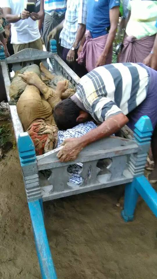 Een moslimman barst in tranen uit bij drie lichamen van moslims die zijn gevonden in een graf in Kyauk Pyin Seik. Ze zijn volgens onze bron door het leger gedood en in de graven gedumpt.