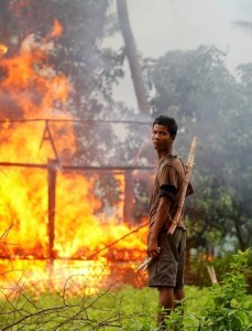 Rakhine boeddhist verbrandt woning van Rohingya gezin.