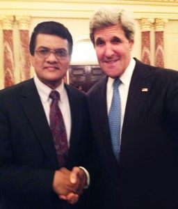 Minister John Kerry met Dr Wakar Udin, president van de Arakan Rohingya Union.