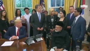 Een ongeïnformeerde en ongeïnteresseerde Trump luistert naar een Rohingya tijdens een bijeenkomst in het Witte Huis.
