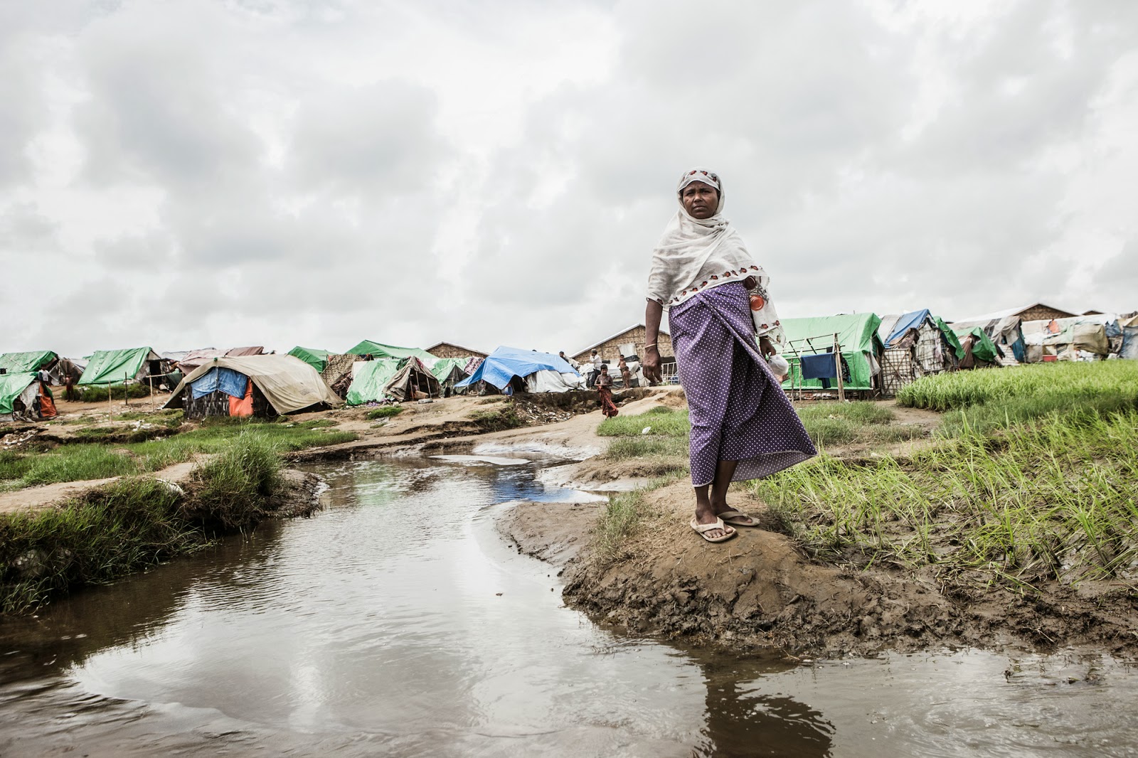 Een Rohingya-zuster in een van de IDP-kampen buiten Sittwe, Myanmar.