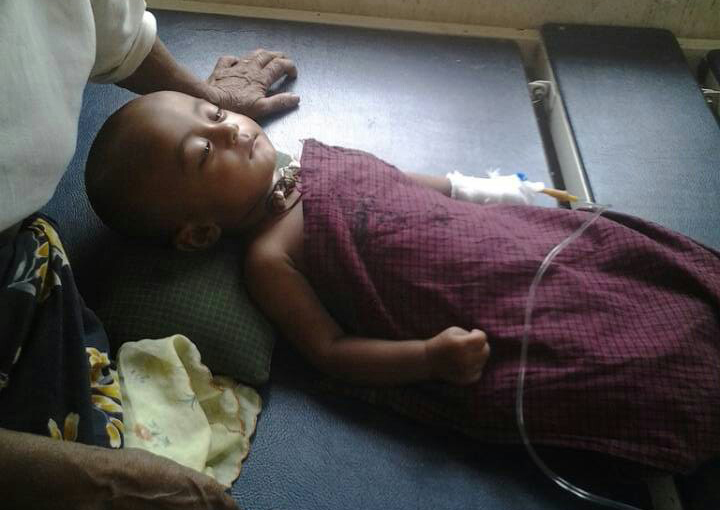 Sayed Noor, een 8 maanden oude baby, mét malaria, zonder medische hulp. De foto is begin april gemaakt in Sittwe, Myanmar.