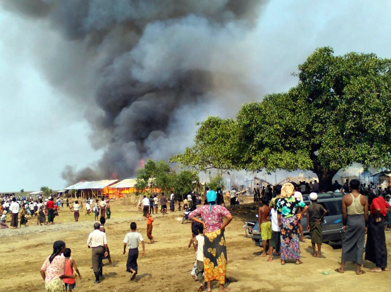 Diverse shelters in brand in het Bawdupha IDP-kamp