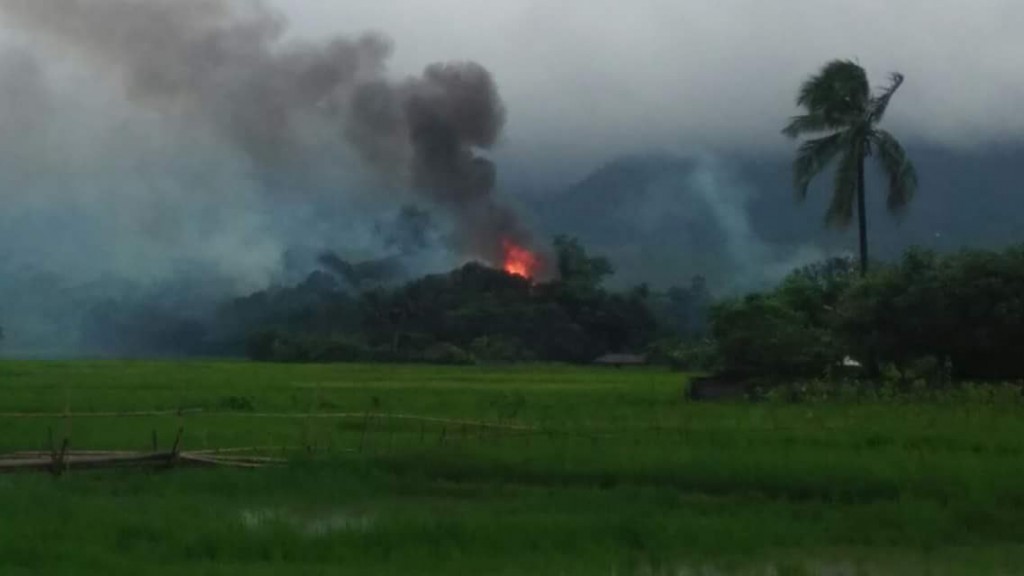 Minstens 5 huizen van Rohingya moslims werden op dinsdagochtend 9AM lokale tijd door het leger in brand gestoken in Kyet Yoe Pyin, Maungdaw. Zij namen volgens onze bron ook veel willekeurige moslims gevangen.