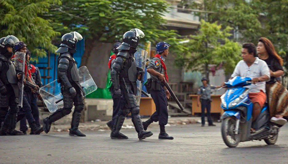Lokale veiligheidsdiensten  patrouilleren door de stad.