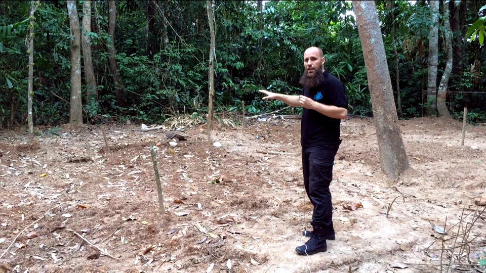 Nourdeen Wildeman - voorzitter van as-Salaamah wal'Adaalah - op de locatie van één van de massagraven in Thailand.