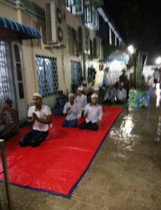 Moslims moesten noodgedwongen buiten in de regen de taraweeh-gebeden verrichten.