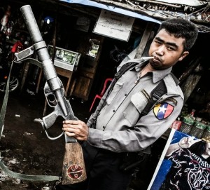 Myanmar politieman toont zijn granaatwerper