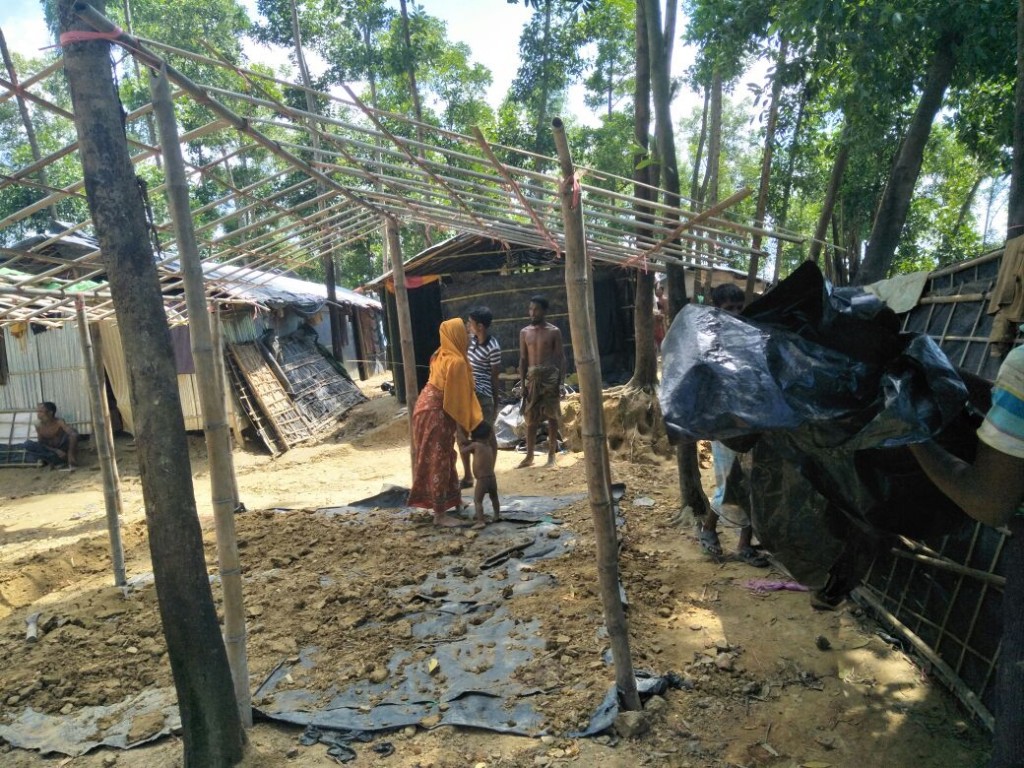 In totaal laten we 160 shelters bouwen van bamboe en dik zeil. Hier kunnen we 960 vluchtelingen in opvangen.