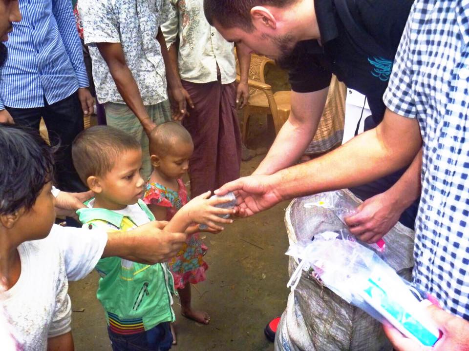 Uitdelen kleding aan Rohingya; in beeld Sherwin Wiese