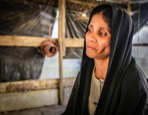 Deze Rohingya-vrouw vertelde aan as-Salaamah wal'Adaalah dat ze zag hoe het leger van Myanmar vrouwen meenam om te verkrachten.