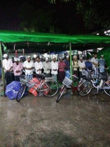 Moslims in Yangon die buiten in de regen het taraweeh-gebed verrichten. Dit is nu verboden.