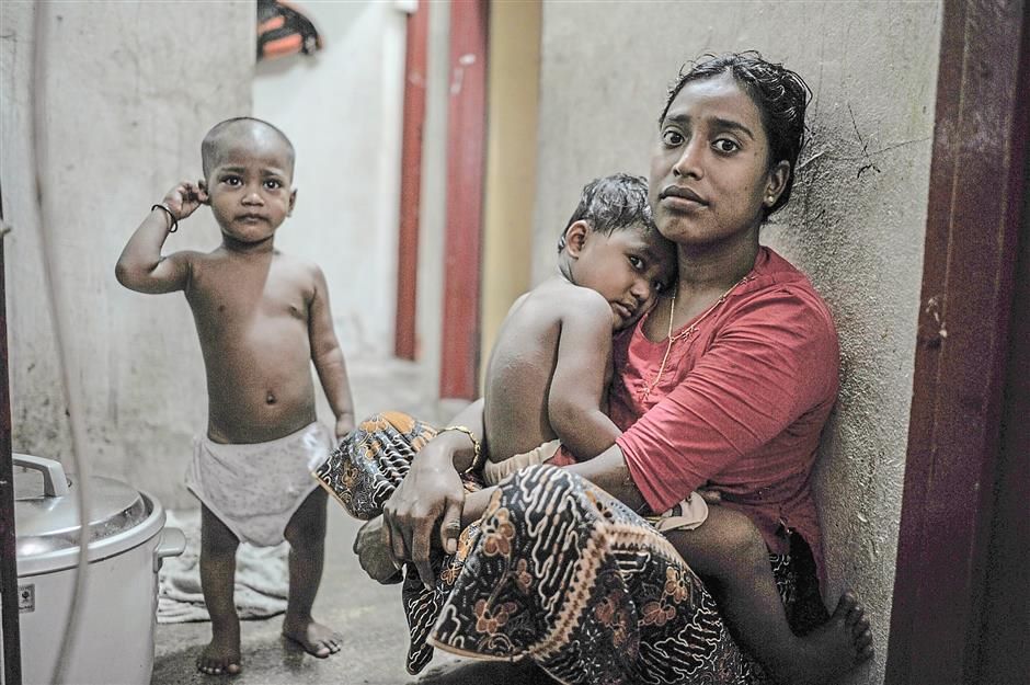 Rohingya moeder met haar kinderen in Ampang, Kuala Lumpur.