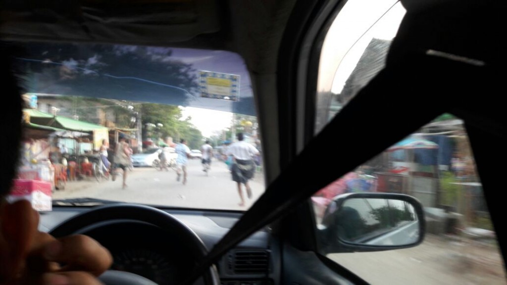 Een contactpersoon van Stichting as-Salaamah wal'Adaalah moest tijdens de aanvallen vluchten en maakte deze foto van de aanvallen vanuit een auto.